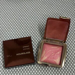Hourglass Ambient Lighting Blush -in Luminous Flush